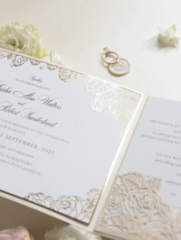 Suite pieghevole per invito in lamina d'oro con rose di lusso per il giorno del matrimonio, RSVP, scheda informativa con tasca tagliata al laser, scritta calligrafica