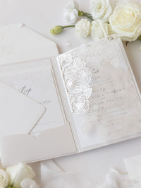 Suite con intrincadas rosas cortadas con láser en lámina perlada con tarjeta Rsvp