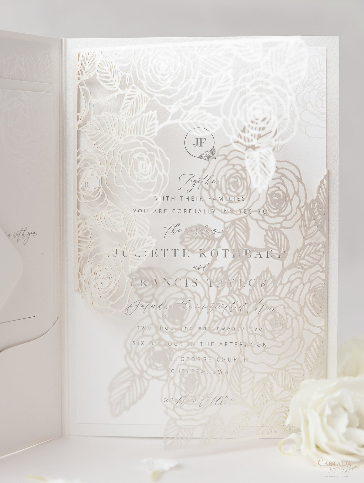 Suite con intrincadas rosas cortadas con láser en lámina perlada con tarjeta Rsvp