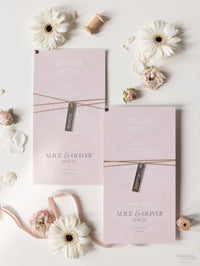 Menu in lamina a 2 strati con cuore in plexi abbinato pergamena in oro rosa con etichetta di posizionamento