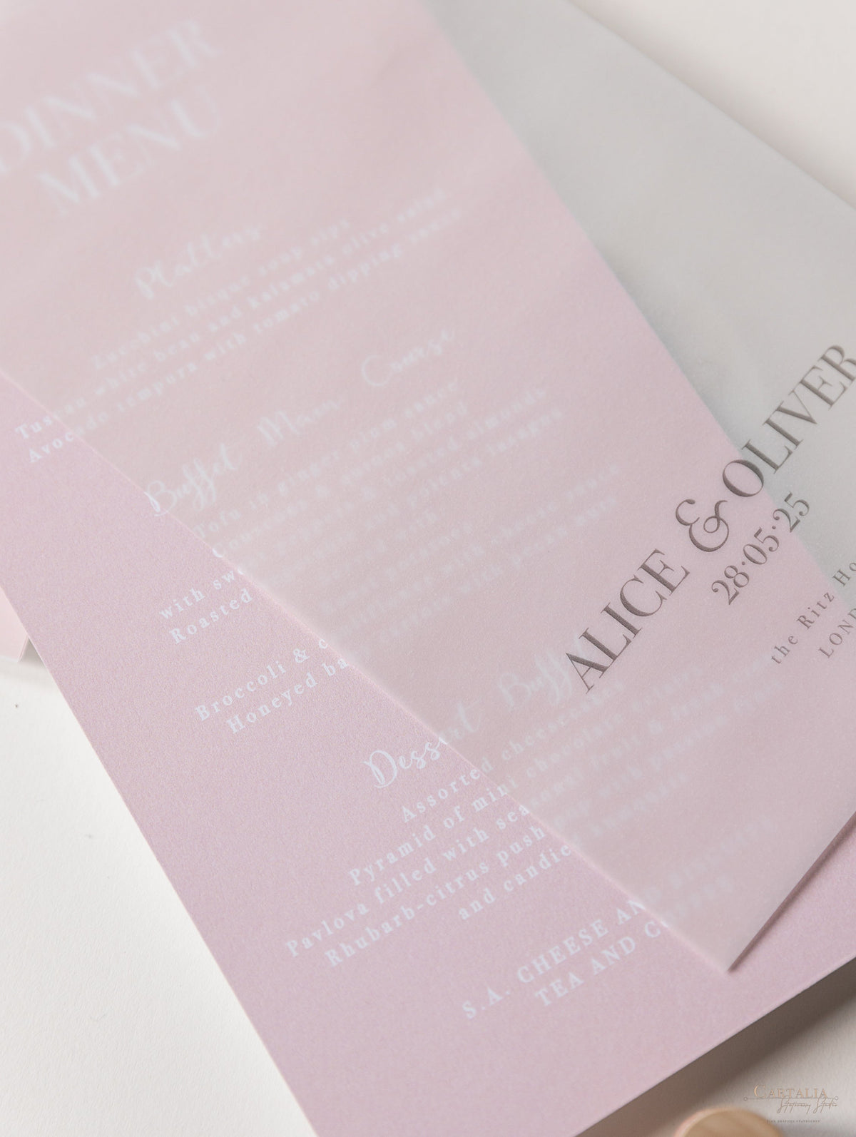 Menu in lamina a 2 strati con cuore in plexi abbinato pergamena in oro rosa con etichetta di posizionamento