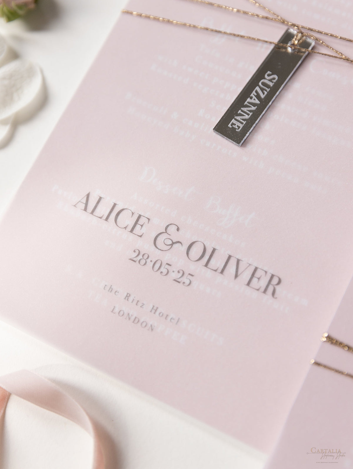 Menu in lamina a 2 strati con cuore in plexi abbinato pergamena in oro rosa con etichetta di posizionamento