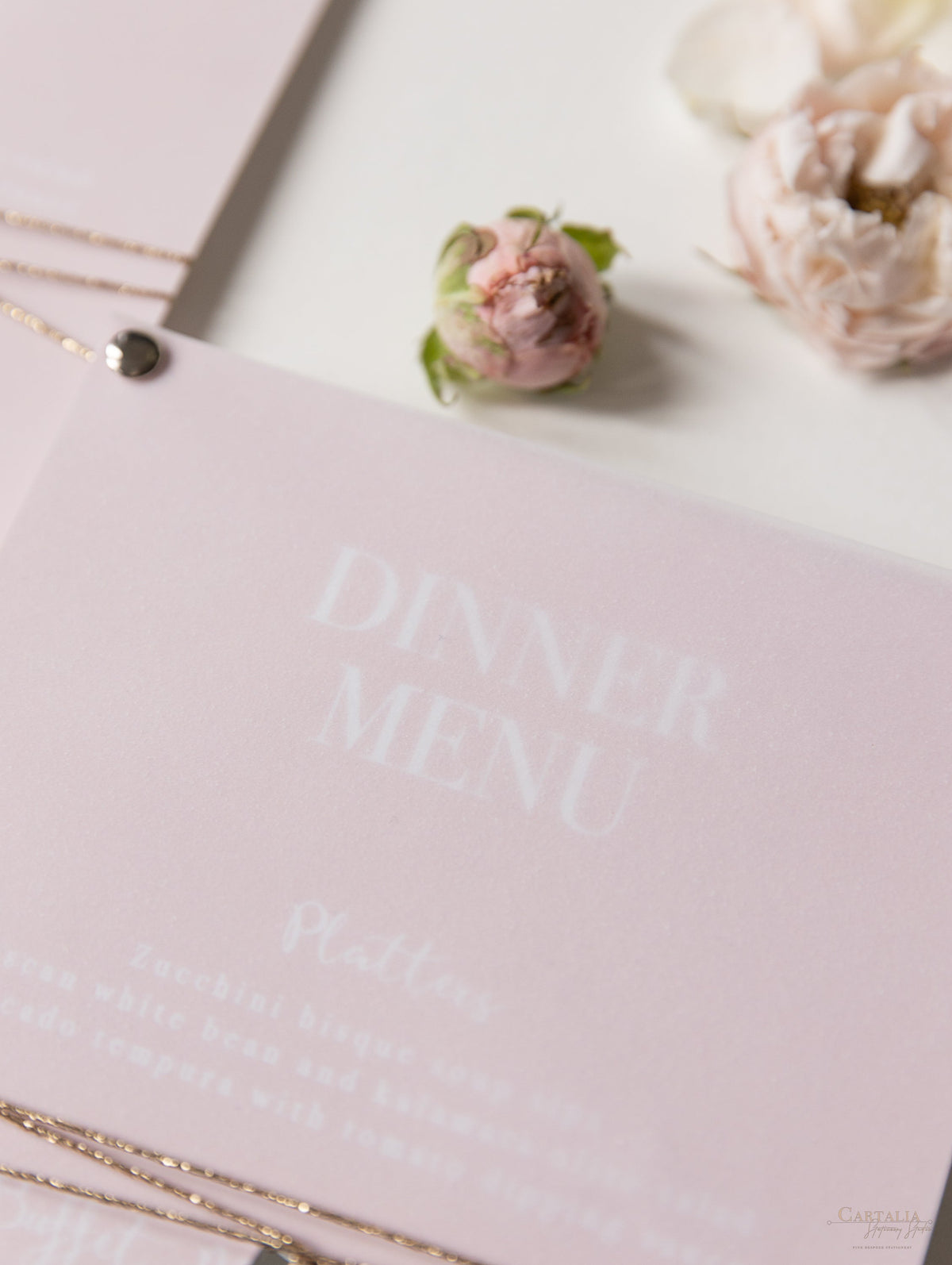 Menu in lamina a 2 strati con cuore in plexi abbinato pergamena in oro rosa con etichetta di posizionamento