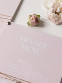 Menu in lamina a 2 strati con cuore in plexi abbinato pergamena in oro rosa con etichetta di posizionamento