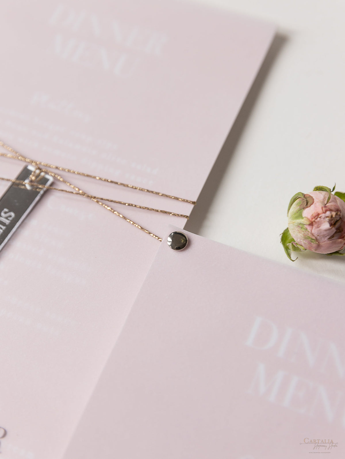 Menu in lamina a 2 strati con cuore in plexi abbinato pergamena in oro rosa con etichetta di posizionamento