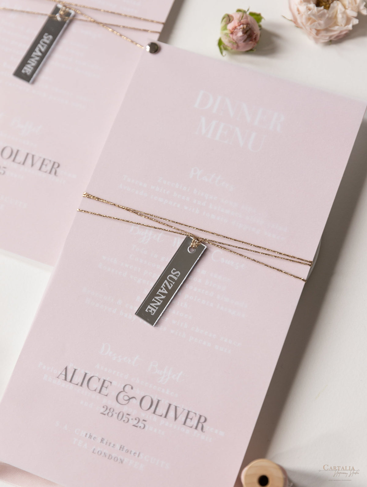 Menu in lamina a 2 strati con cuore in plexi abbinato pergamena in oro rosa con etichetta di posizionamento