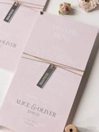 Menu in lamina a 2 strati con cuore in plexi abbinato pergamena in oro rosa con etichetta di posizionamento