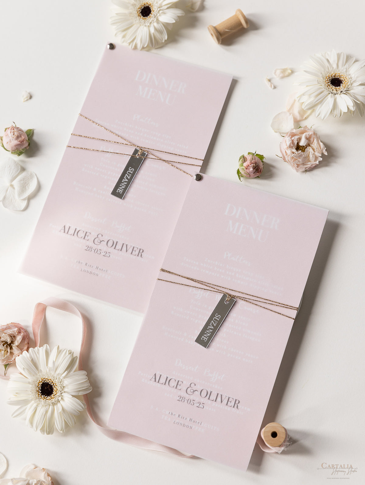 Menu in lamina a 2 strati con cuore in plexi abbinato pergamena in oro rosa con etichetta di posizionamento