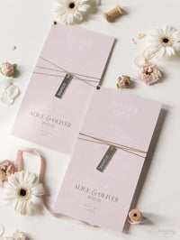 Menu in lamina a 2 strati con cuore in plexi abbinato pergamena in oro rosa con etichetta di posizionamento