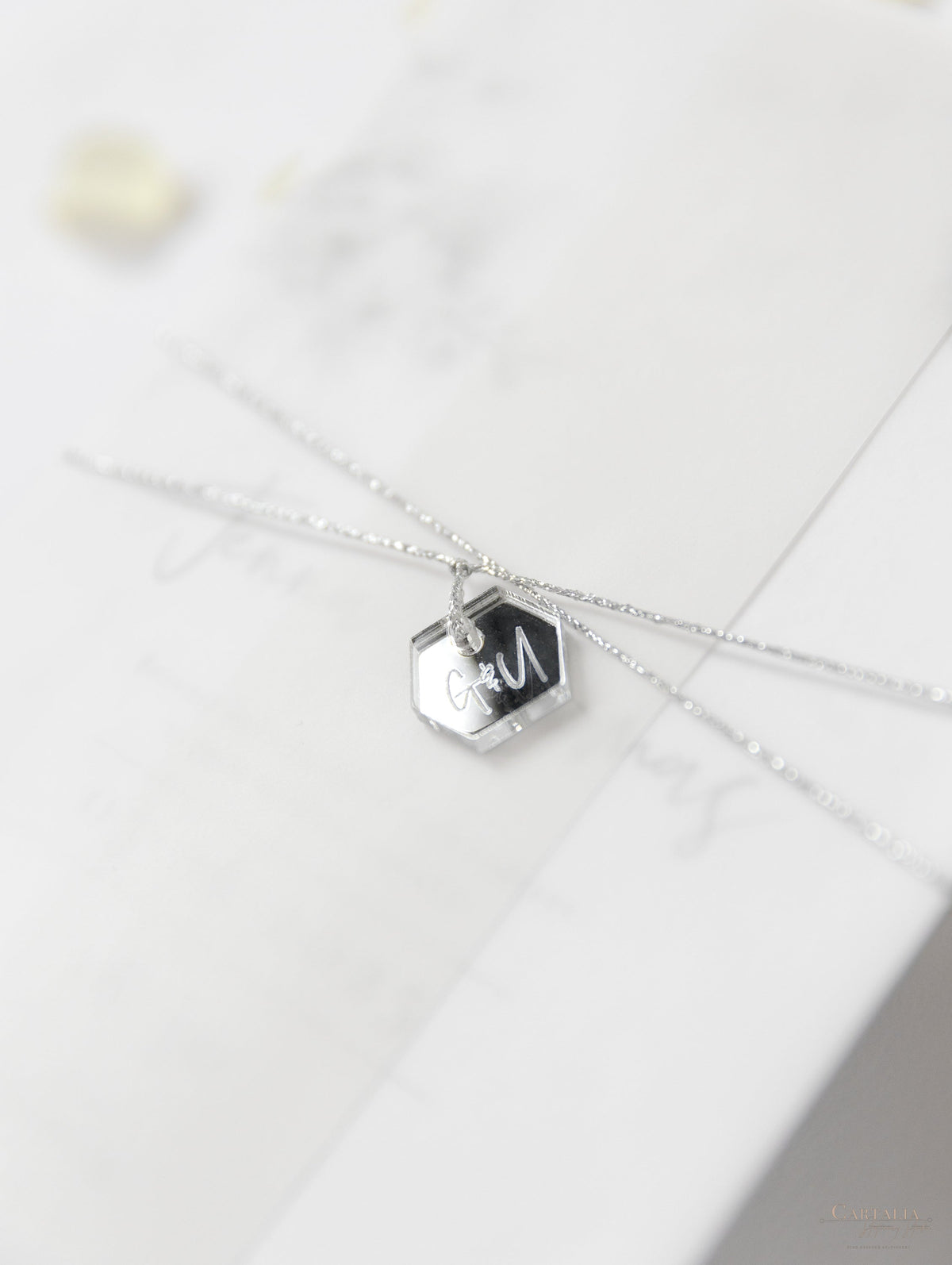 Invito per il giorno della suite in pergamena e RSVP in plexi con specchio in lamina d'argento con design floreale Boho grigio e argento