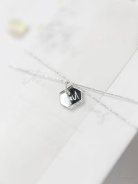 Invito per il giorno della suite in pergamena e RSVP in plexi con specchio in lamina d'argento con design floreale Boho grigio e argento