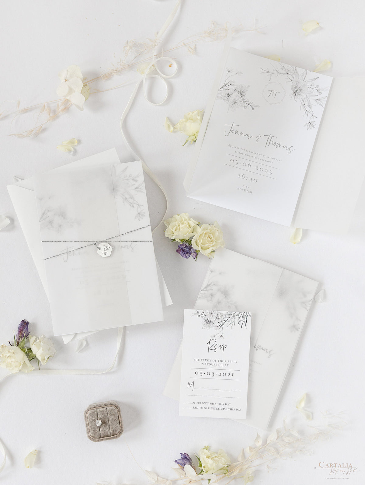 Invito per il giorno della suite in pergamena e RSVP in plexi con specchio in lamina d'argento con design floreale Boho grigio e argento