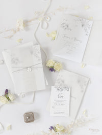 Invito per il giorno della suite in pergamena e RSVP in plexi con specchio in lamina d'argento con design floreale Boho grigio e argento