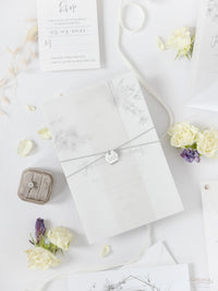 Invito per il giorno della suite in pergamena e RSVP in plexi con specchio in lamina d'argento con design floreale Boho grigio e argento