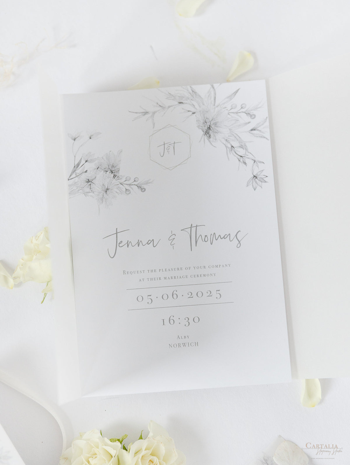 Invito per il giorno della suite in pergamena e RSVP in plexi con specchio in lamina d'argento con design floreale Boho grigio e argento