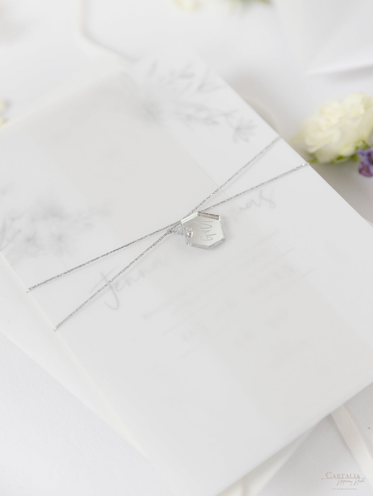 Invito per il giorno della suite in pergamena e RSVP in plexi con specchio in lamina d'argento con design floreale Boho grigio e argento