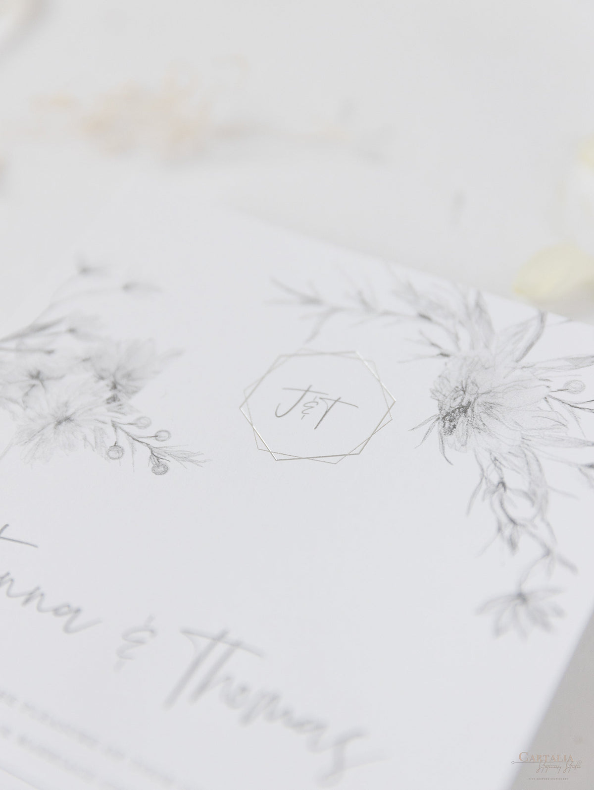 Invito per il giorno della suite in pergamena e RSVP in plexi con specchio in lamina d'argento con design floreale Boho grigio e argento