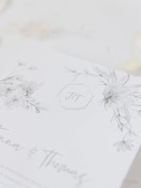 Invito per il giorno della suite in pergamena e RSVP in plexi con specchio in lamina d'argento con design floreale Boho grigio e argento