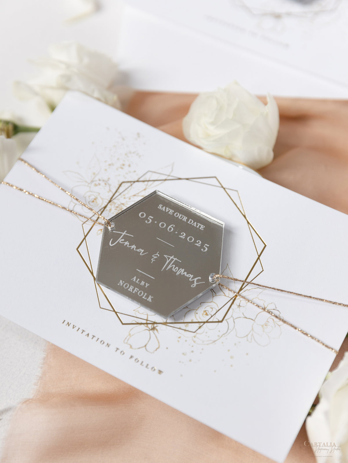 Mirror Plexi en hexagone sauve la date avec la carte et la chaîne en or