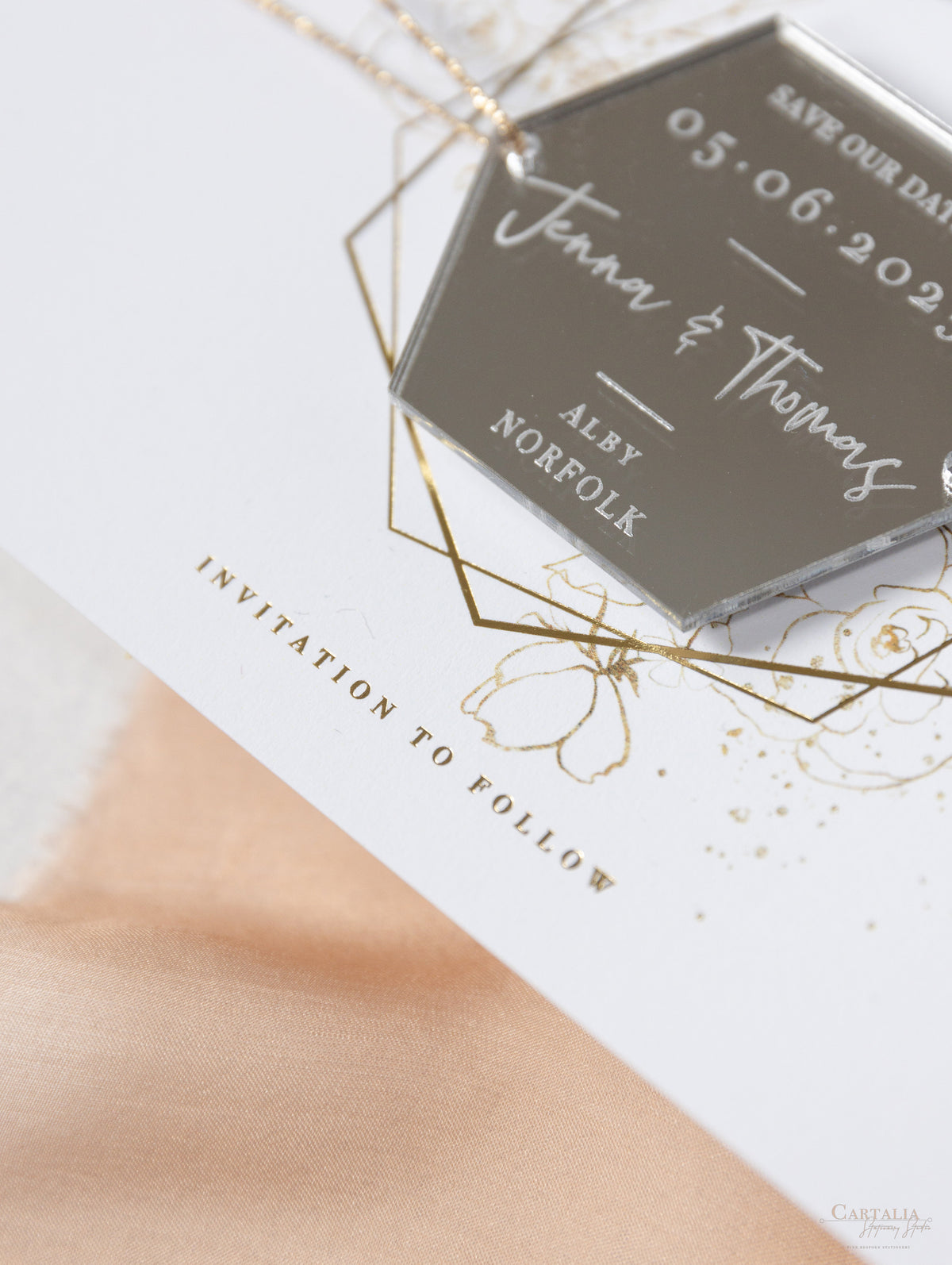 Mirror Plexi en hexagone sauve la date avec la carte et la chaîne en or