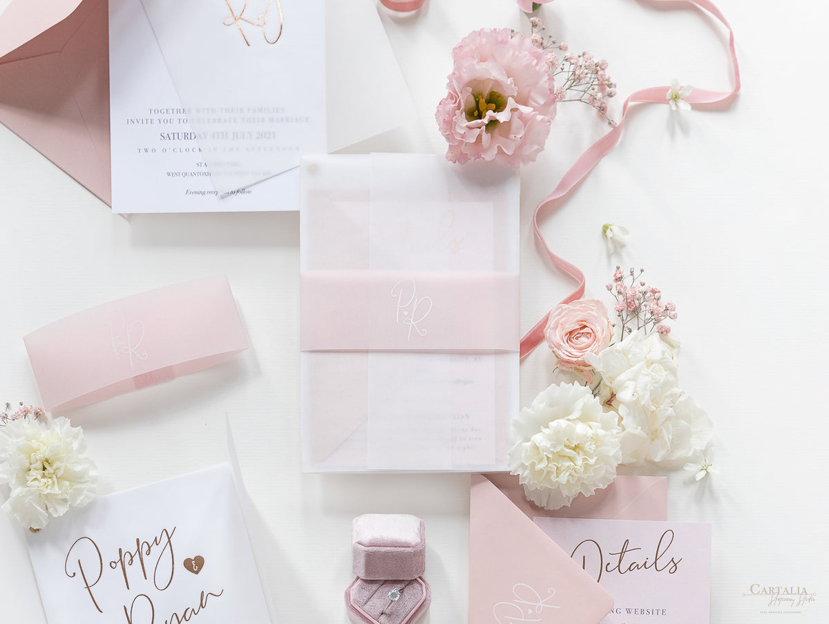 Suite nuziale in pergamena con lamina d'oro rosa, biglietto RSVP e busta con monogramma