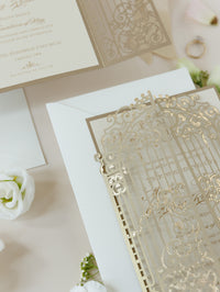 Invitación del día de la boda cortada con láser con puerta ornamental dorada de lámina de lujo con caligrafía moderna de lámina dorada