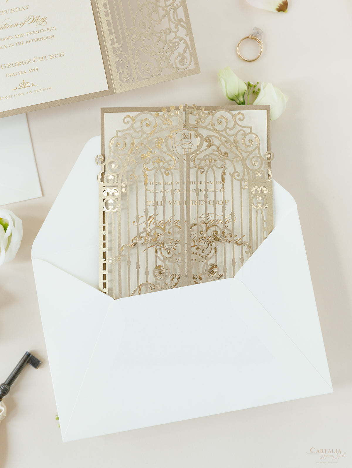 Invitación del día de la boda cortada con láser con puerta ornamental dorada de lámina de lujo con caligrafía moderna de lámina dorada