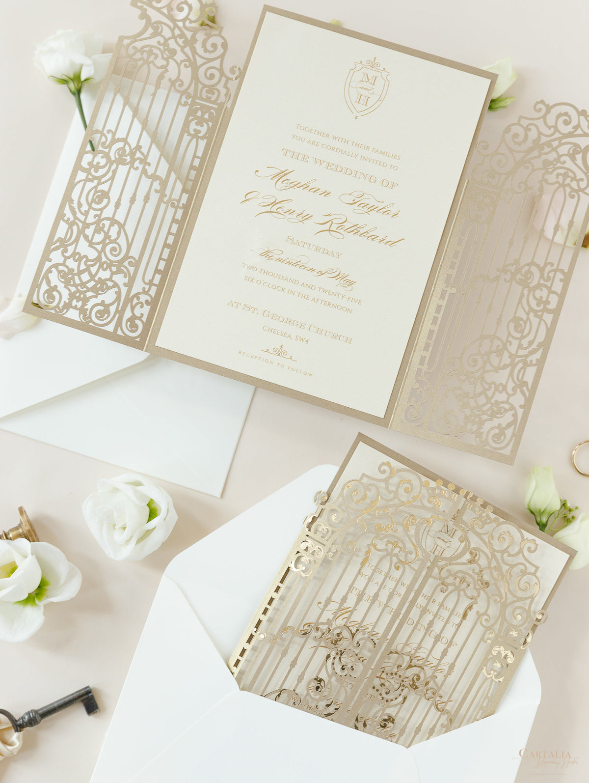Invitación del día de la boda cortada con láser con puerta ornamental dorada de lámina de lujo con caligrafía moderna de lámina dorada
