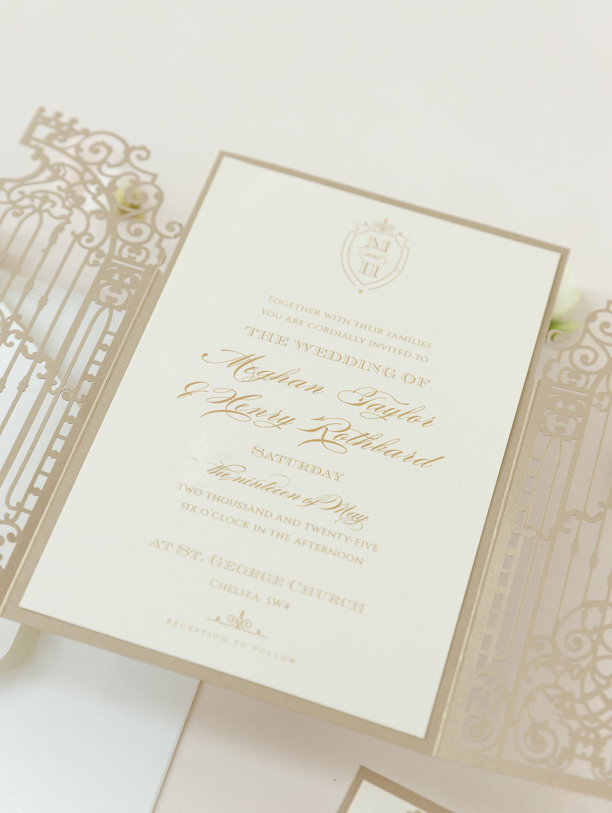 Invitación del día de la boda cortada con láser con puerta ornamental dorada de lámina de lujo con caligrafía moderna de lámina dorada