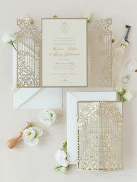 Invitación del día de la boda cortada con láser con puerta ornamental dorada de lámina de lujo con caligrafía moderna de lámina dorada