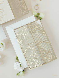Invitación del día de la boda cortada con láser con puerta ornamental dorada de lámina de lujo con caligrafía moderna de lámina dorada