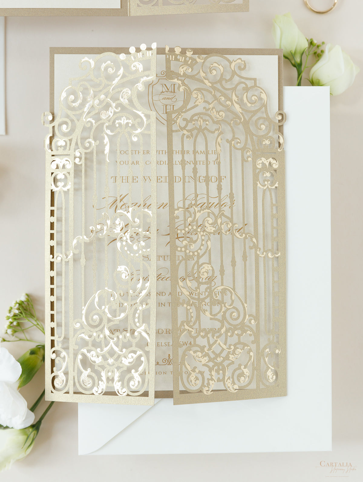Invitación del día de la boda cortada con láser con puerta ornamental dorada de lámina de lujo con caligrafía moderna de lámina dorada