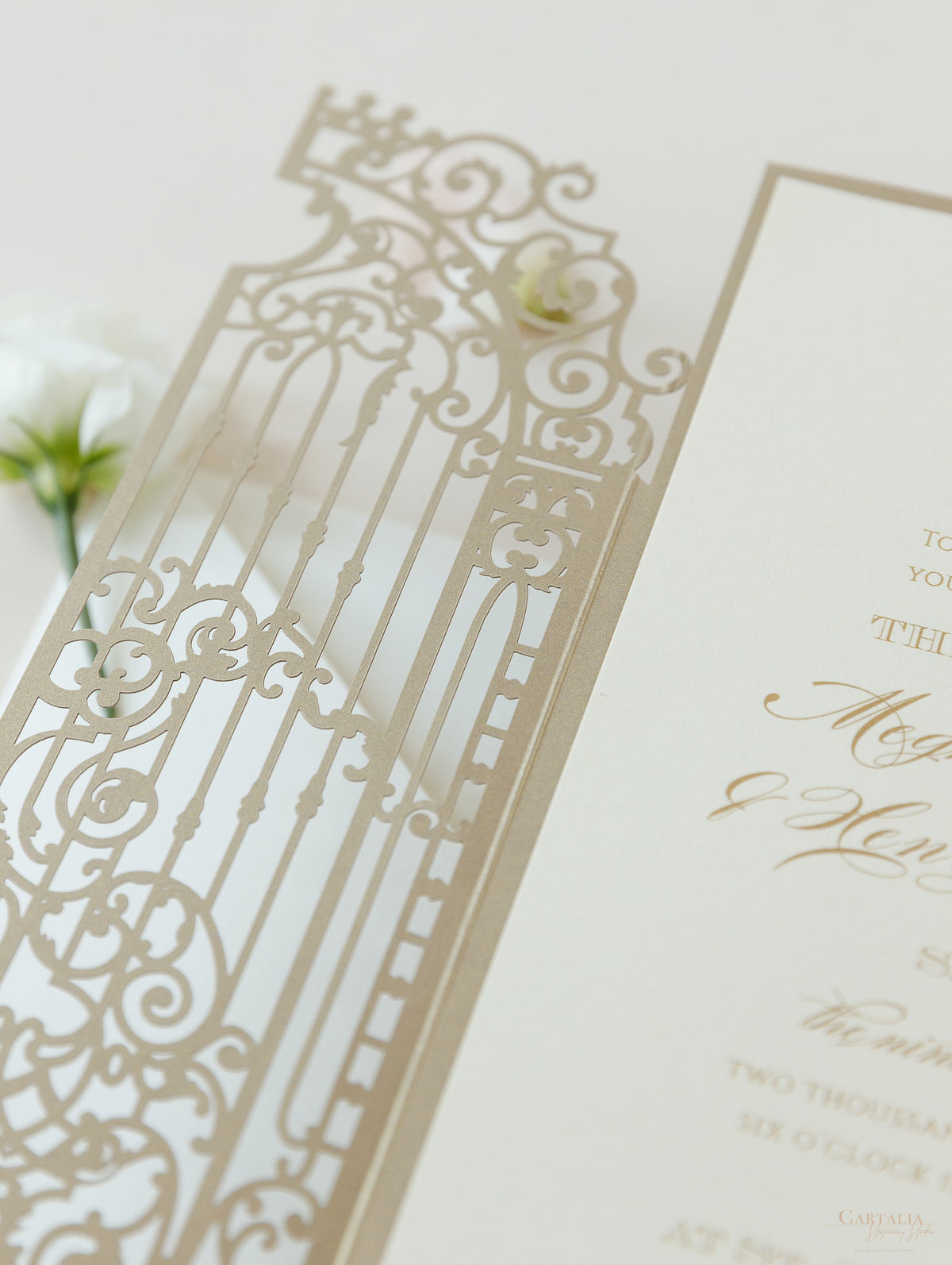 Invitación del día de la boda cortada con láser con puerta ornamental dorada de lámina de lujo con caligrafía moderna de lámina dorada