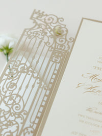 Invitación del día de la boda cortada con láser con puerta ornamental dorada de lámina de lujo con caligrafía moderna de lámina dorada