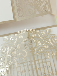 Invitación del día de la boda cortada con láser con puerta ornamental dorada de lámina de lujo con caligrafía moderna de lámina dorada