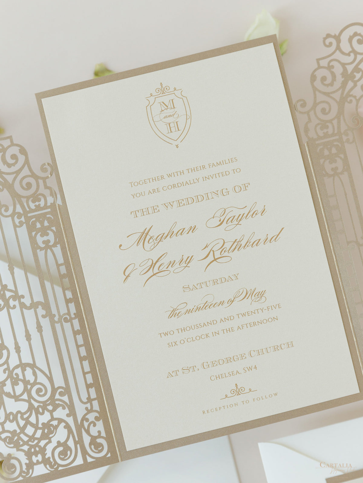 Invitación del día de la boda cortada con láser con puerta ornamental dorada de lámina de lujo con caligrafía moderna de lámina dorada