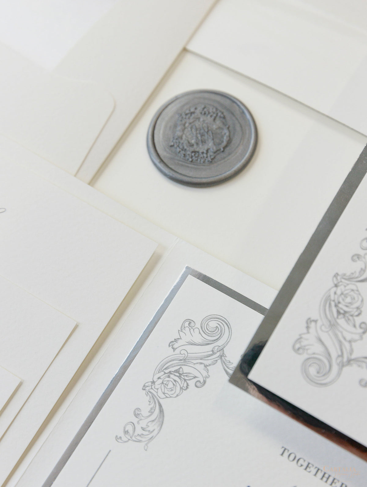 Cartella quadrata regale in lamina con busta con bordo increspato e tasca per eventi con suite nuziale con monogramma in lamina