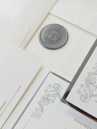 Cartella quadrata regale in lamina con busta con bordo increspato e tasca per eventi con suite nuziale con monogramma in lamina