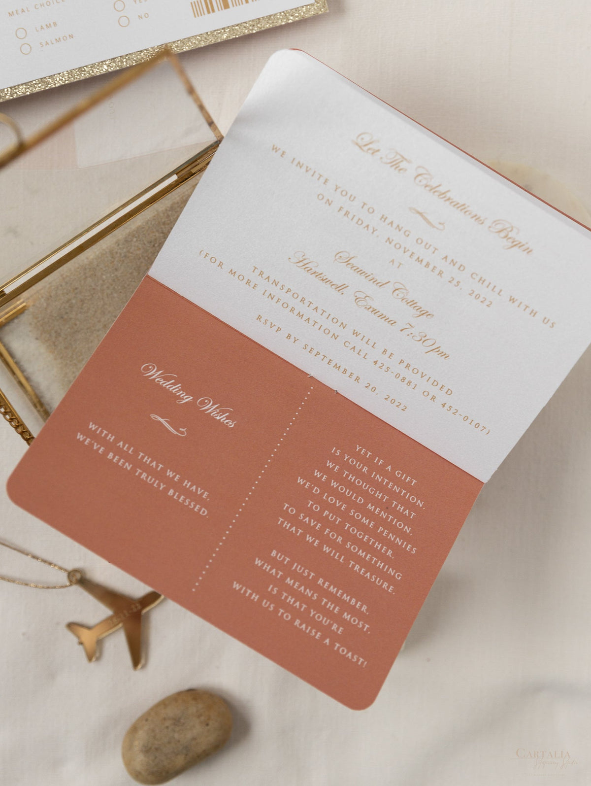 Terracotta, invitation de mariage de passeport de luxe à la cannelle avec corde dorée et paillettes en or, vraie feuille