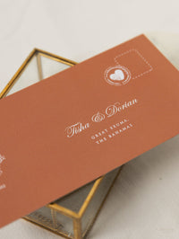 Terracotta, invitation de mariage de passeport de luxe à la cannelle avec corde dorée et paillettes en or, vraie feuille