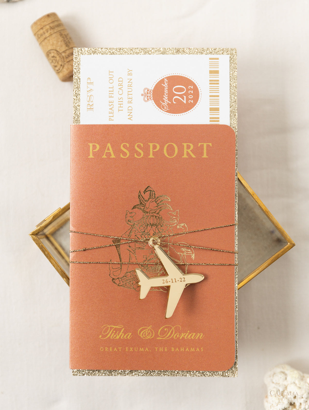 Terracotta, invitation de mariage de passeport de luxe à la cannelle avec corde dorée et paillettes en or, vraie feuille