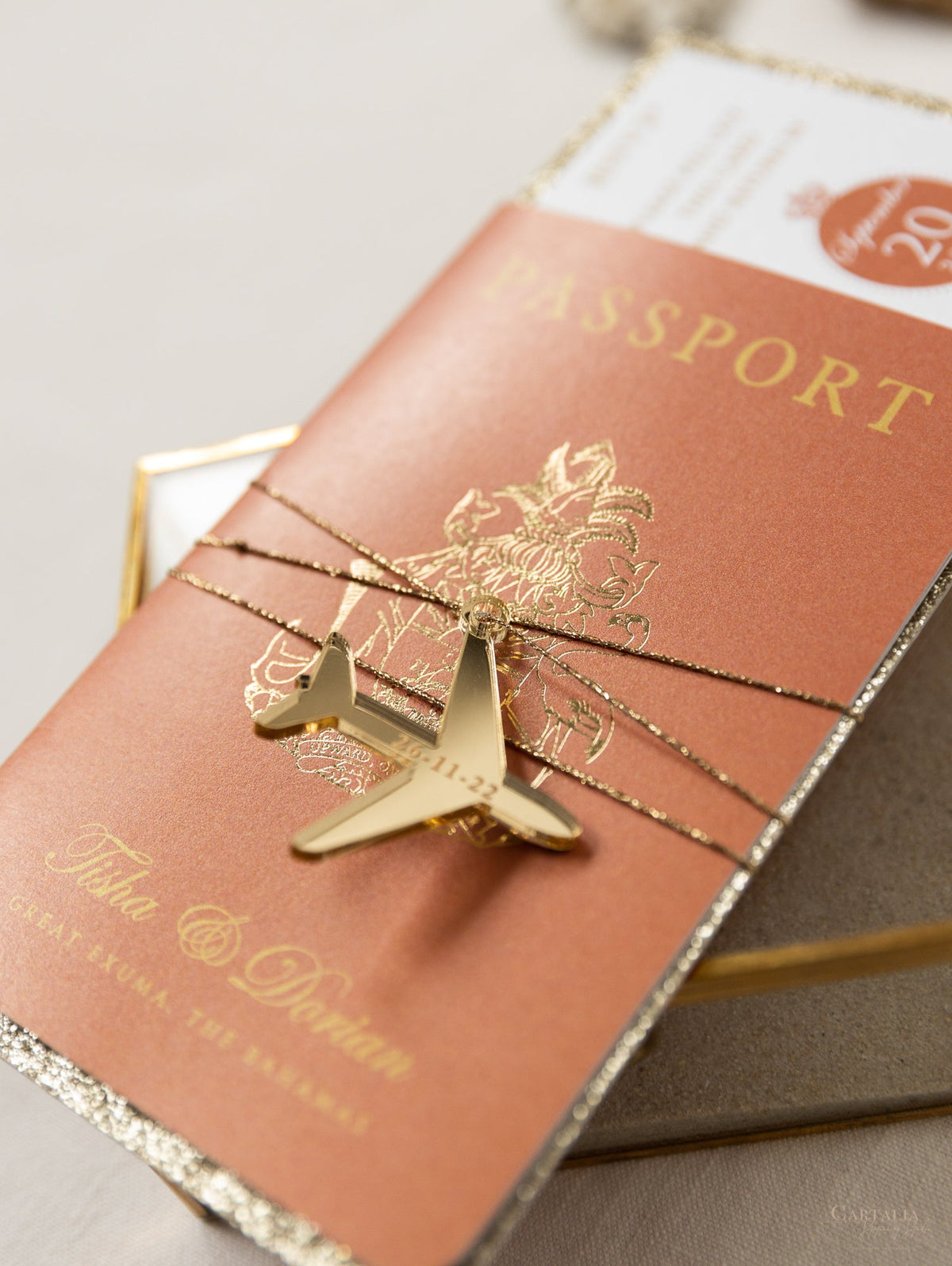 Terracotta, invitation de mariage de passeport de luxe à la cannelle avec corde dorée et paillettes en or, vraie feuille