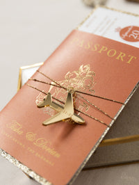 Terracotta, invitation de mariage de passeport de luxe à la cannelle avec corde dorée et paillettes en or, vraie feuille