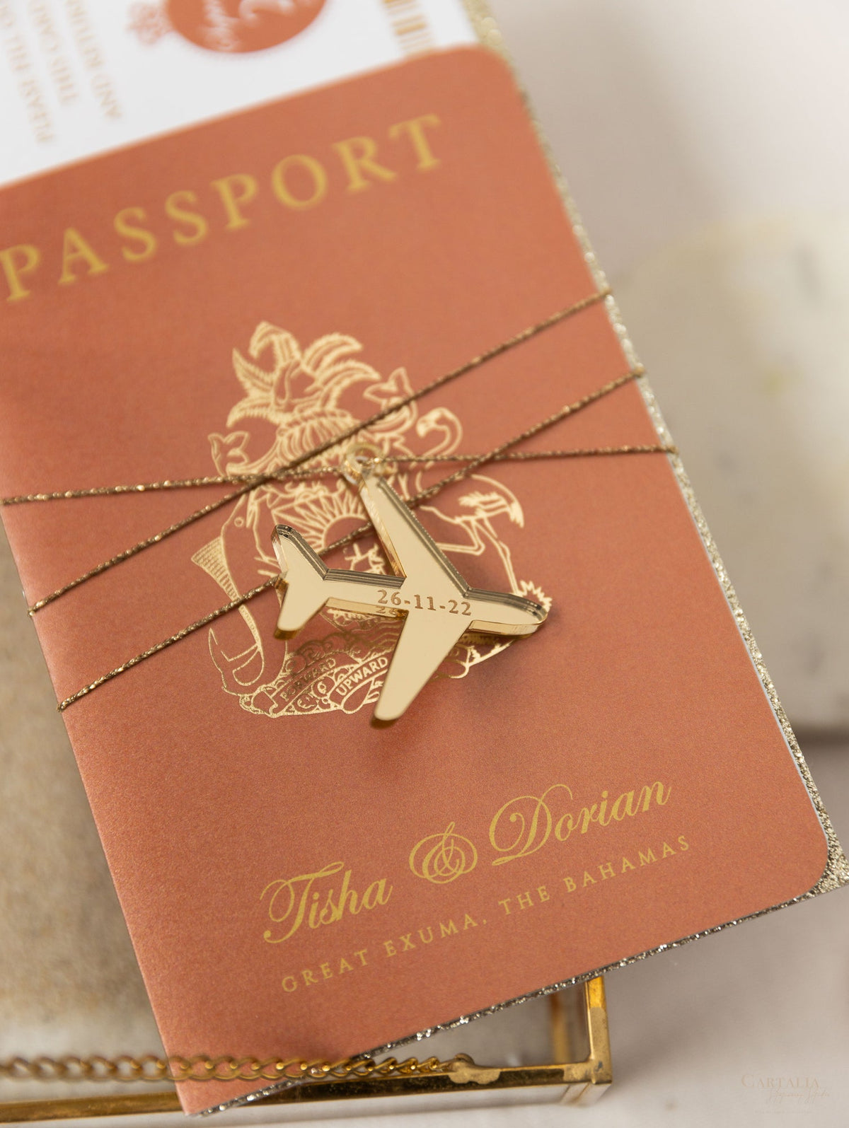 Terracotta, invitation de mariage de passeport de luxe à la cannelle avec corde dorée et paillettes en or, vraie feuille