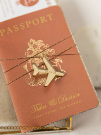 Terracotta, invitation de mariage de passeport de luxe à la cannelle avec corde dorée et paillettes en or, vraie feuille