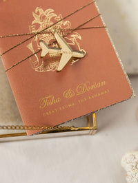 Terracotta, invitation de mariage de passeport de luxe à la cannelle avec corde dorée et paillettes en or, vraie feuille