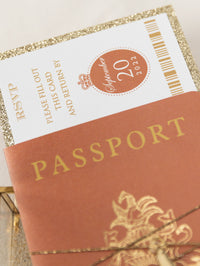 Terracotta, invitation de mariage de passeport de luxe à la cannelle avec corde dorée et paillettes en or, vraie feuille