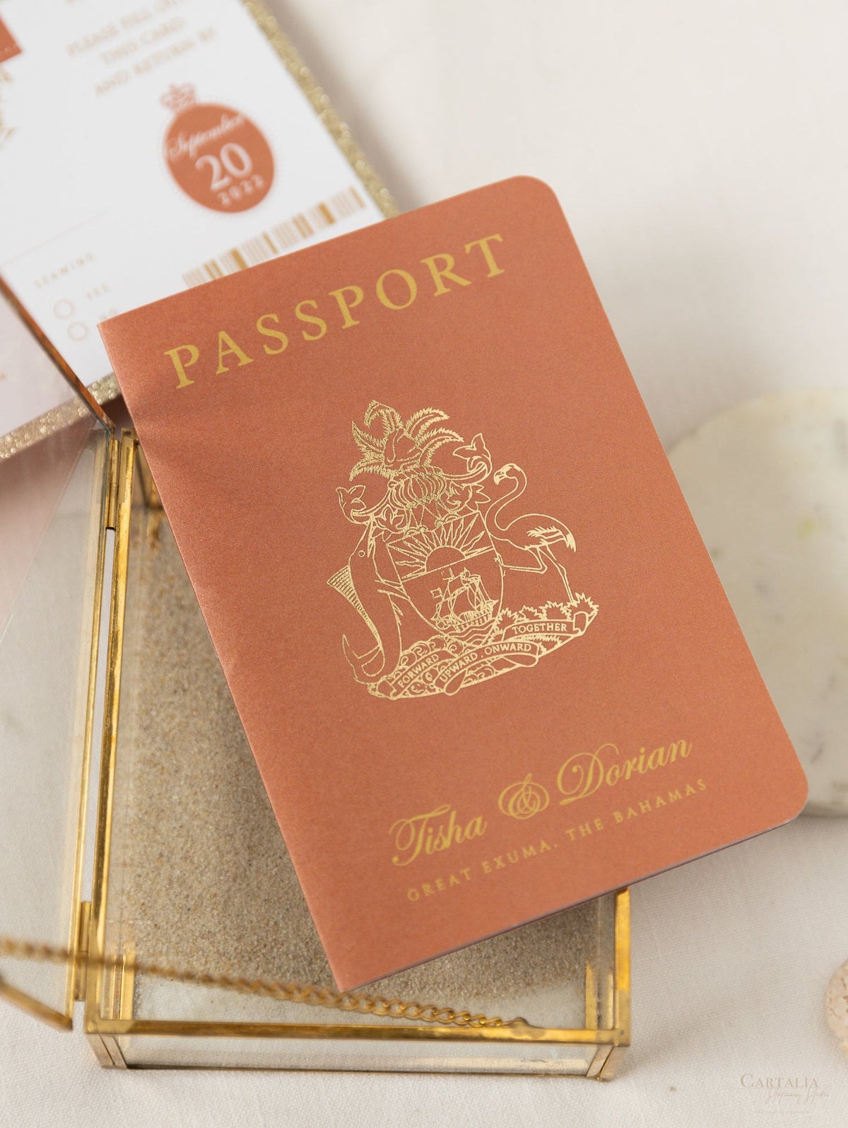 Terracotta, invitation de mariage de passeport de luxe à la cannelle avec corde dorée et paillettes en or, vraie feuille