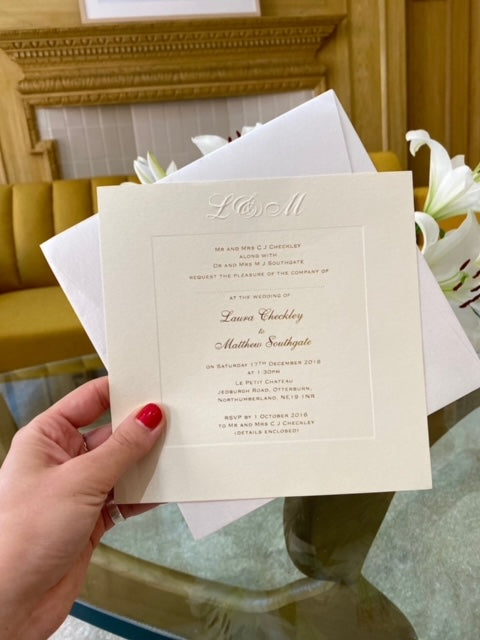 Invito per il giorno delle nozze con monogramma in rilievo di lusso champagne con lamina