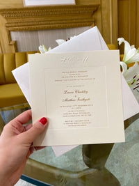 Invito per il giorno delle nozze con monogramma in rilievo di lusso champagne con lamina